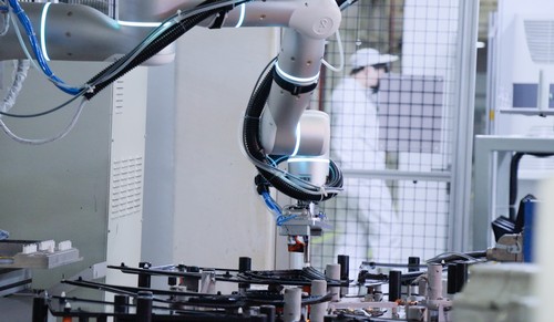 Automated Adhesive Primer Application in Automotive Assembly