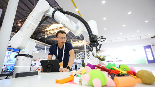 无需训练但准确率在业界最高，“通用抓取机器人”亮相世界人工智能大会